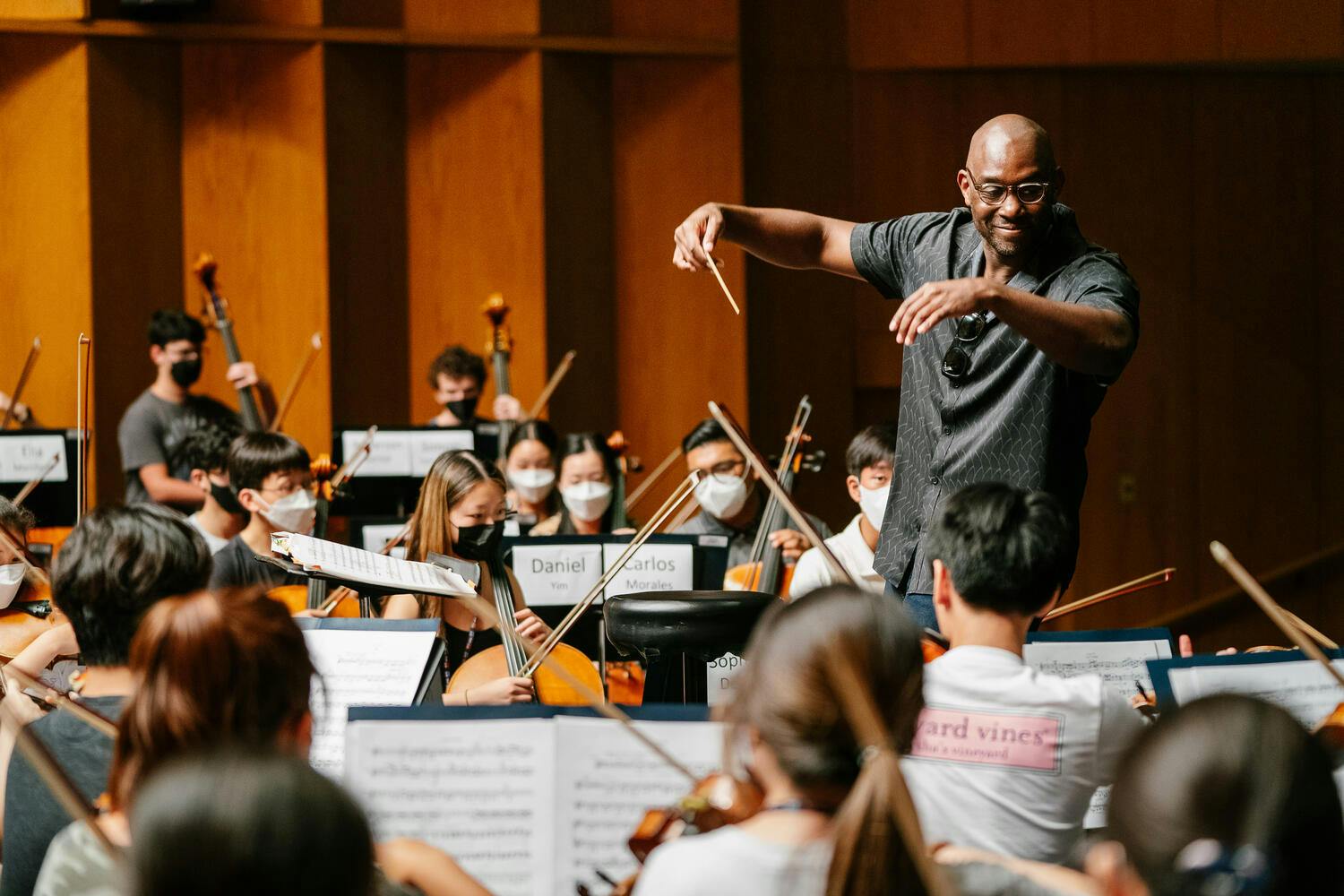 Joseph Young conducting musicians of NYO2