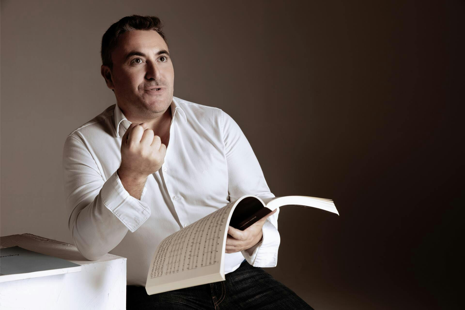 Maxim Vengerov holding a book of sheet music