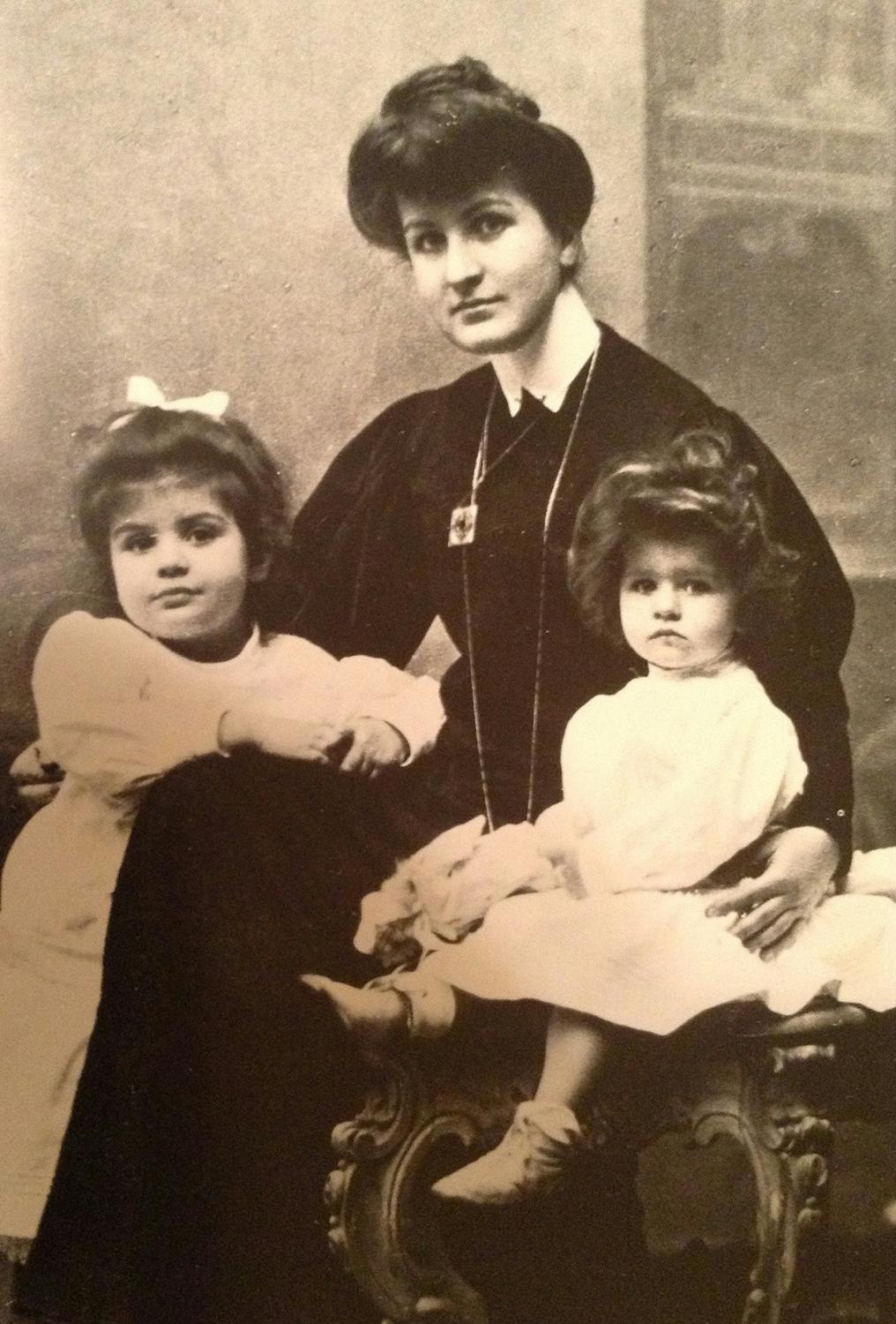 Photo of Alma Mahler and her daughters, ca. 1906