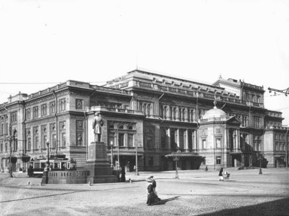 Black-and-white photo of St. Petersburg Conservatory exterior, 1913