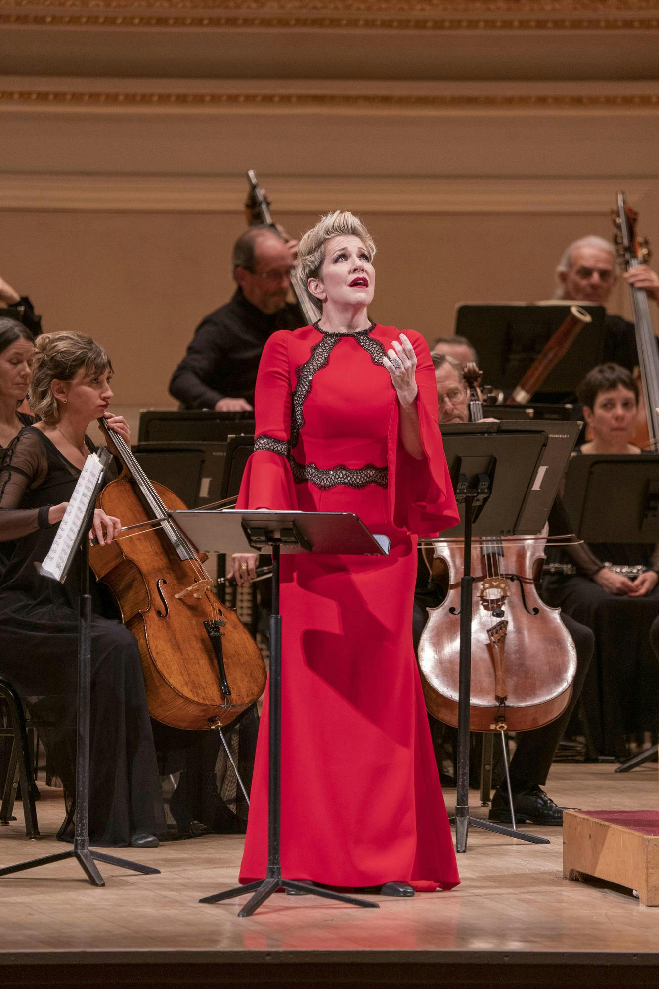 Joyce DiDonato singing with the Orchestre Métropolitain de Montréal in a dramatic red gown