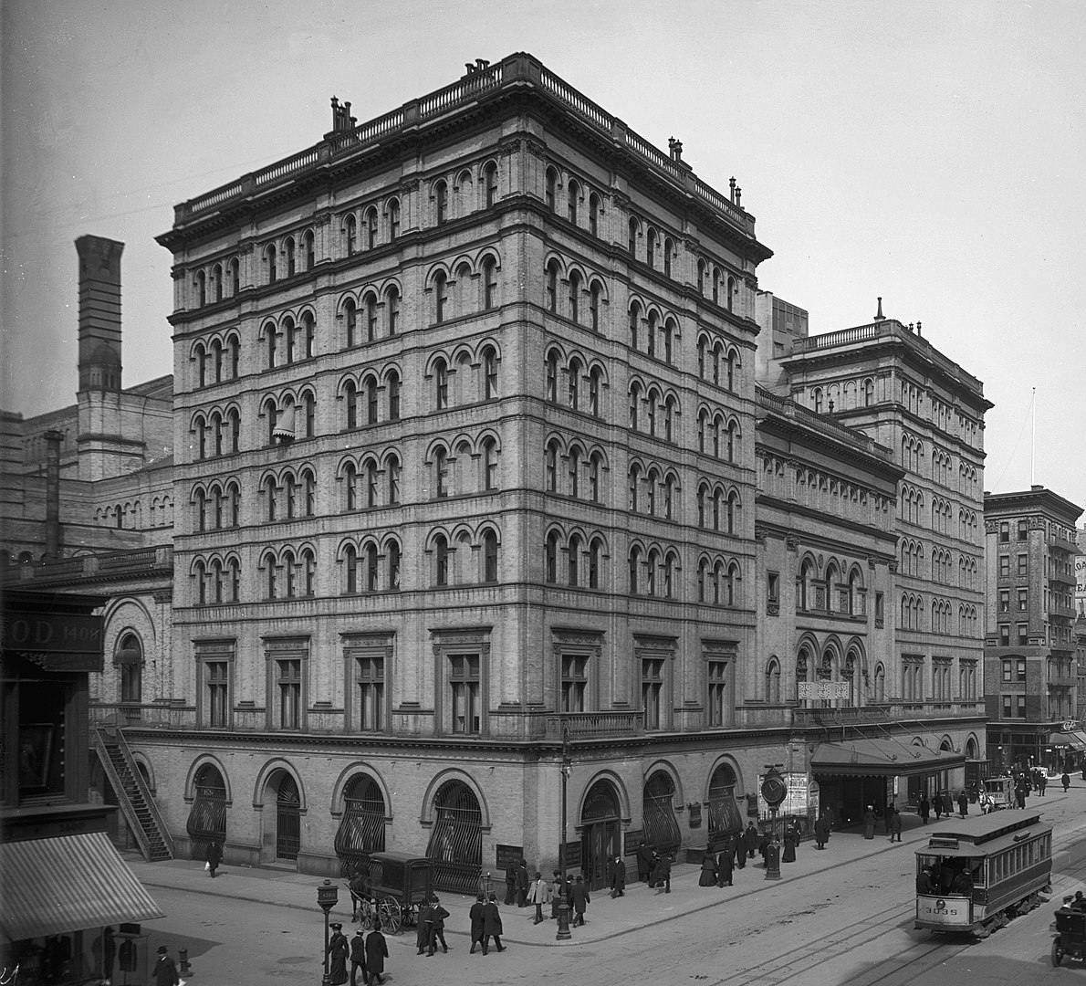 The old Metropolitan Opera House in New York City, 1905