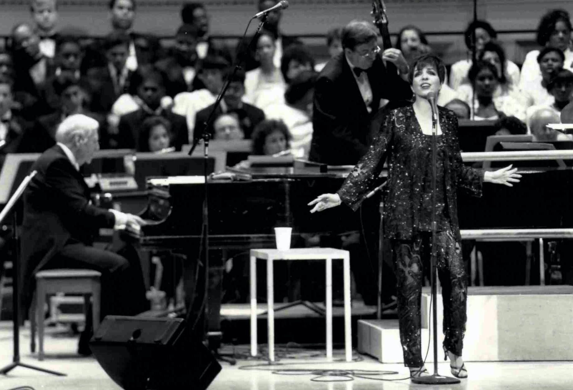Liza Minnelli performing alongside The New York Pops, 1990