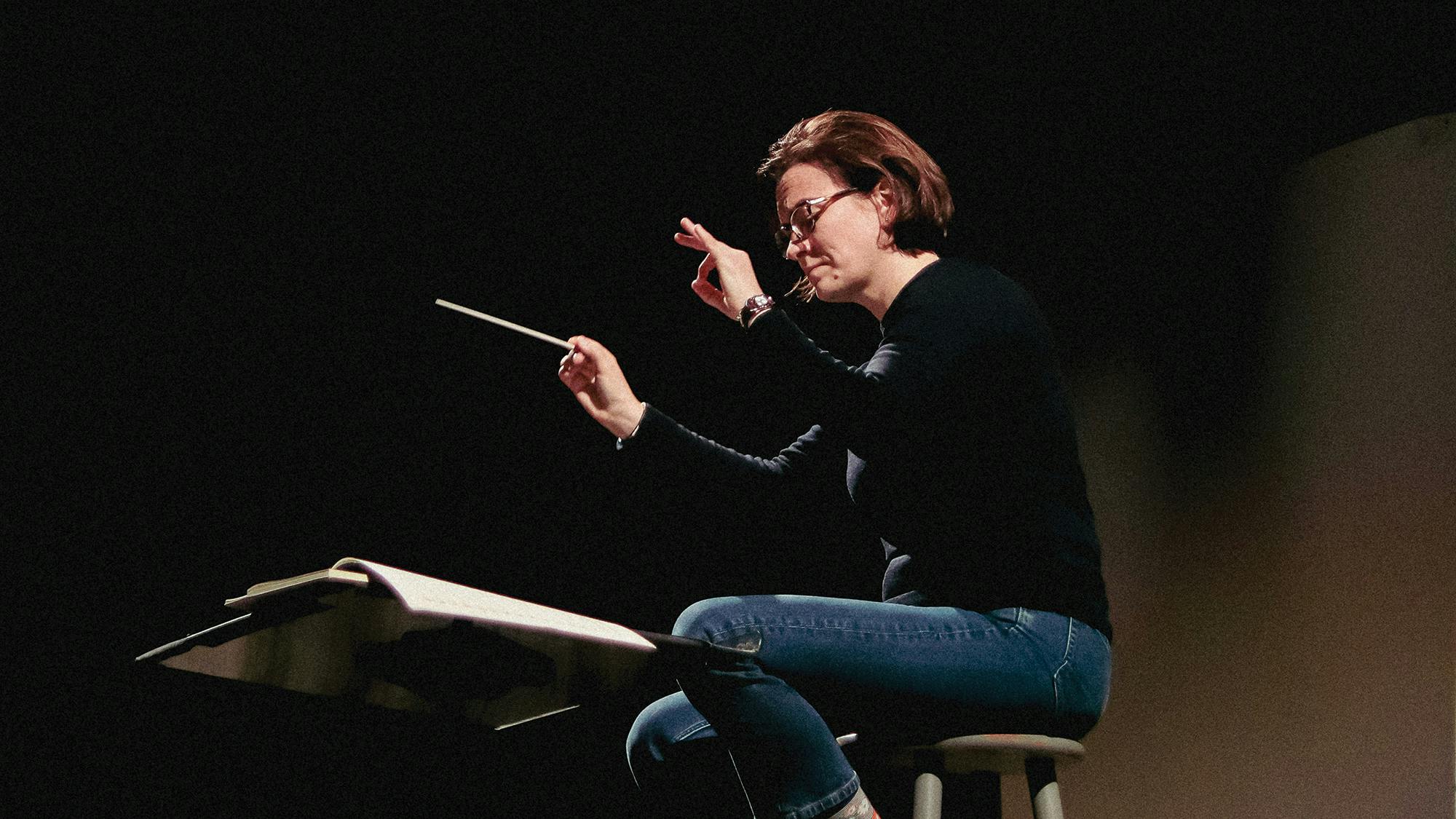 Photo of Daniela Candillari conducting