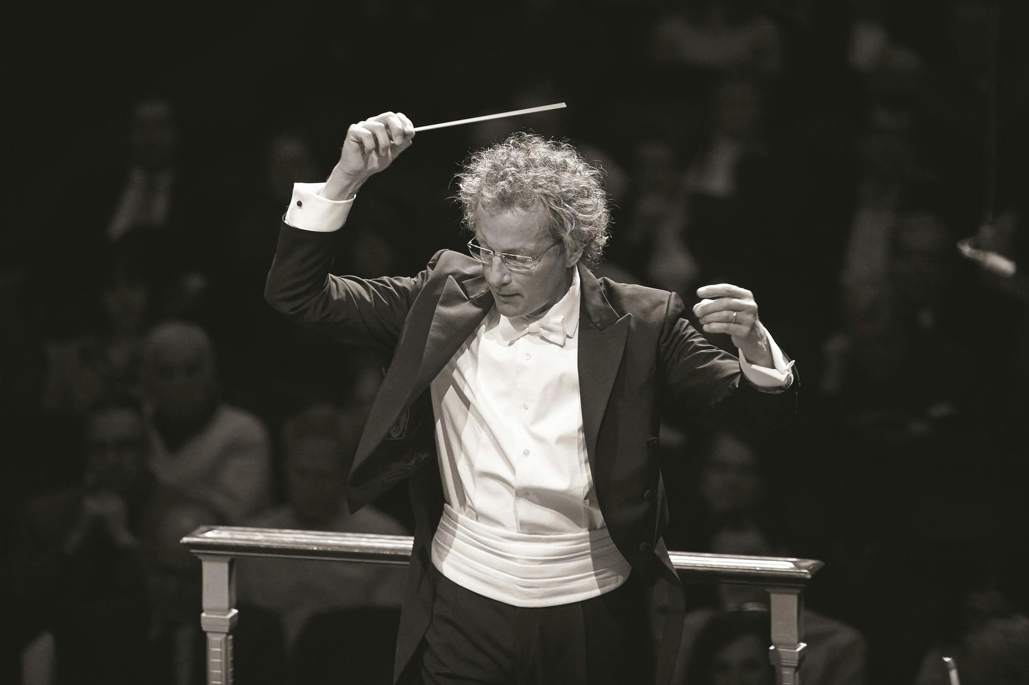 Franz Welser-Möst conducting