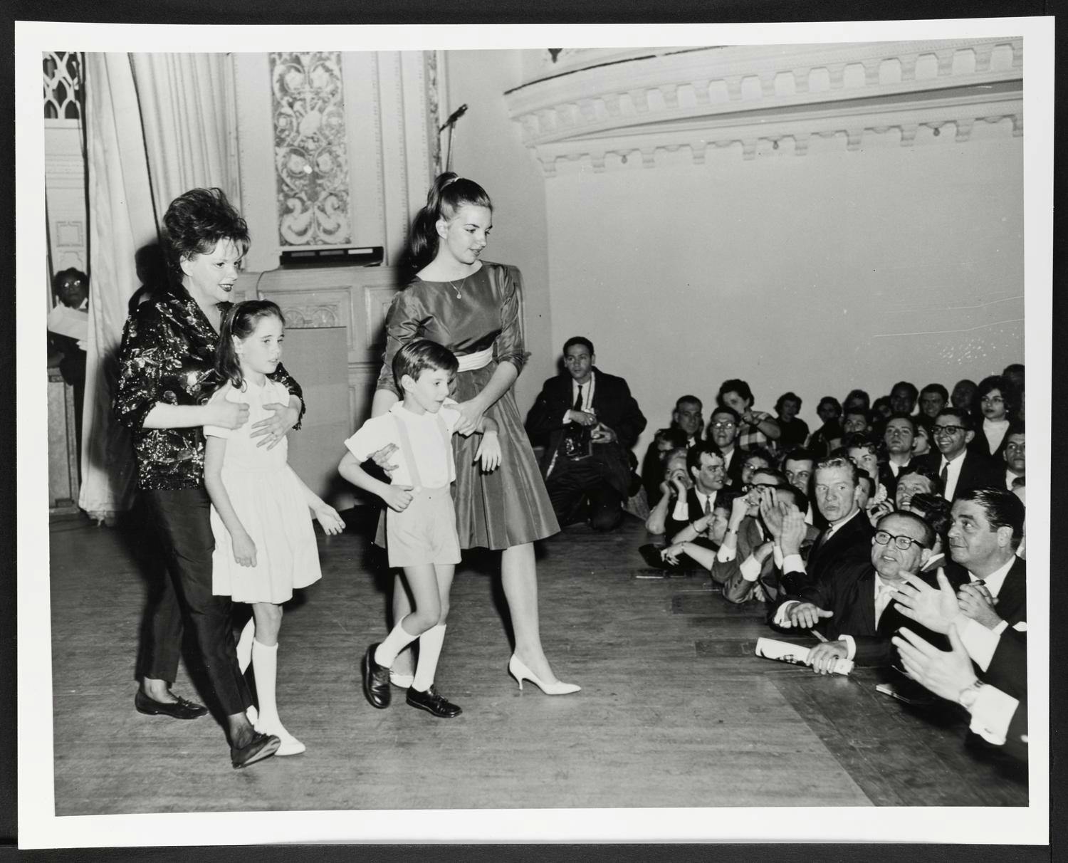 Judy Garland on stage with Lorna Luft, Joey Luft, and Liza Minnelli, 1961