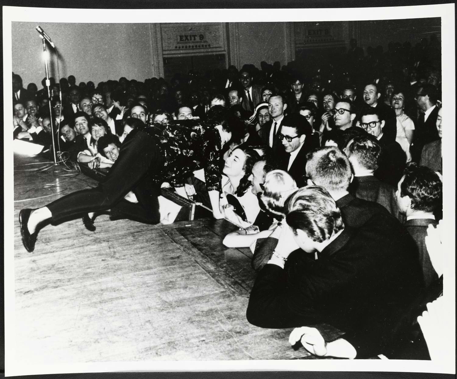  Judy Garland kissing young Liza Minnelli during her Carnegie Hall debut, 1961
