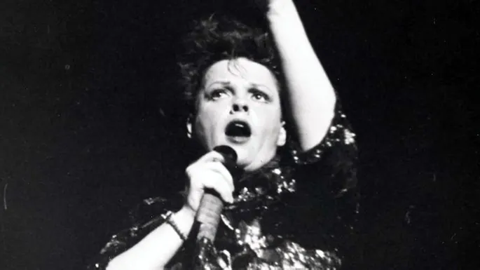 Judy Garland singing on stage