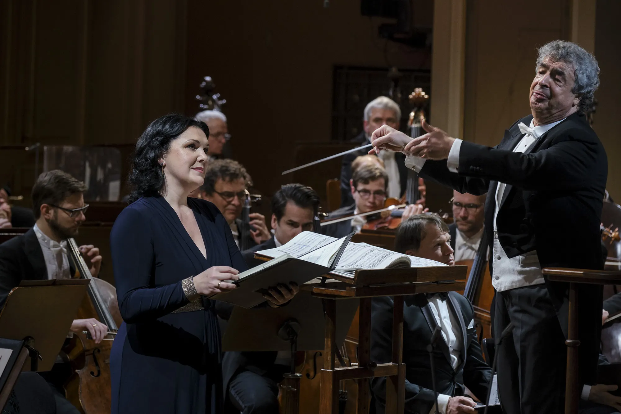 Semyon Bychkov conducting a vocalist and the Czech Philharmonic
