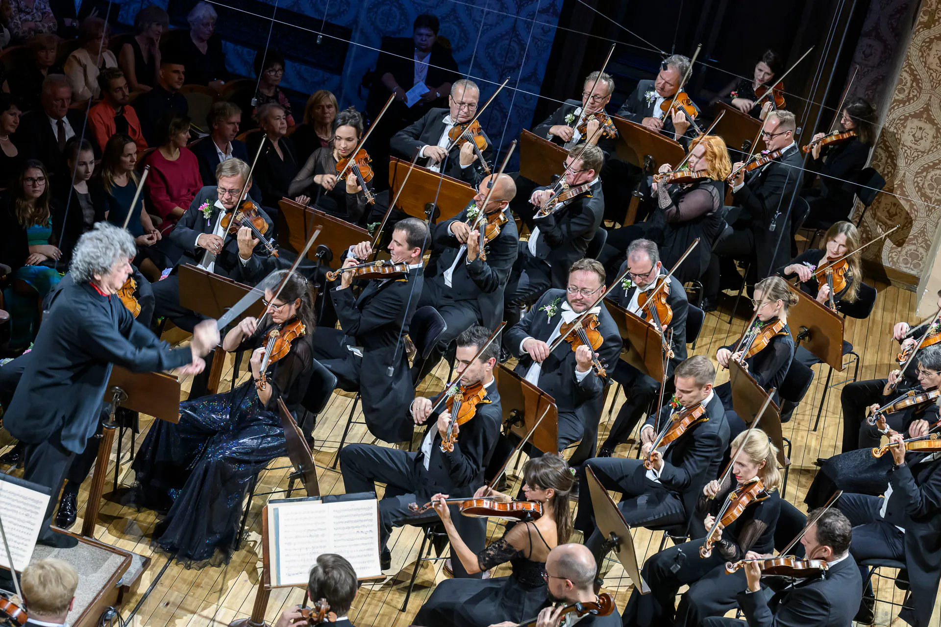 Semyon Bychkov conducting the Czech Philharmonic