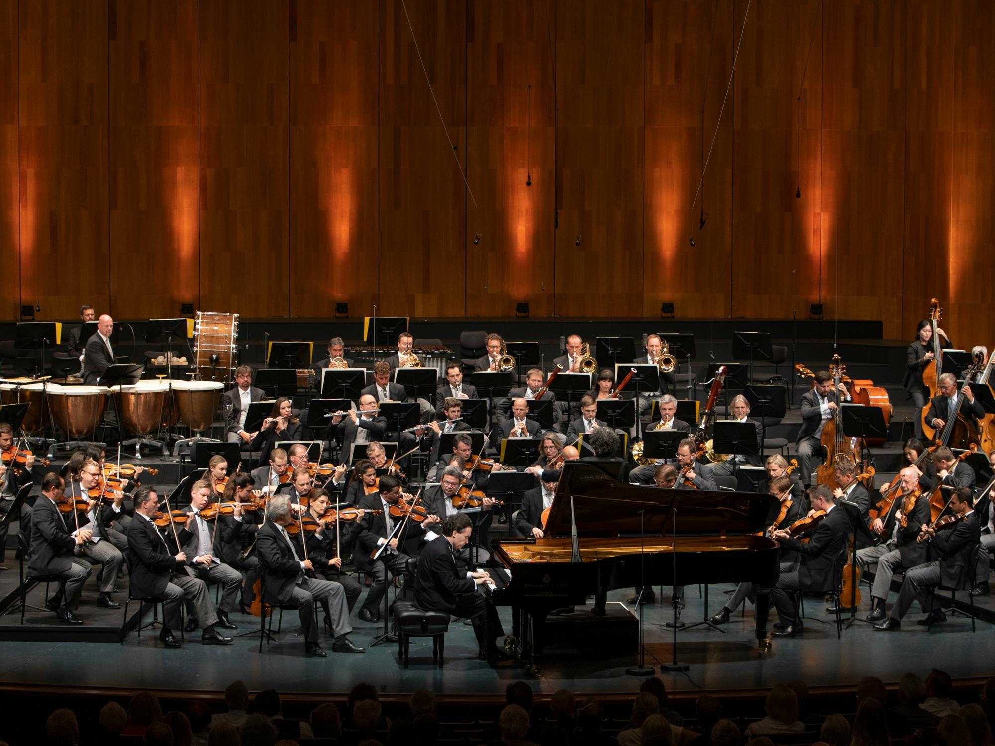 Gustavo Dudamel conducting Evgeny Kissin and the Vienna Philharmonic