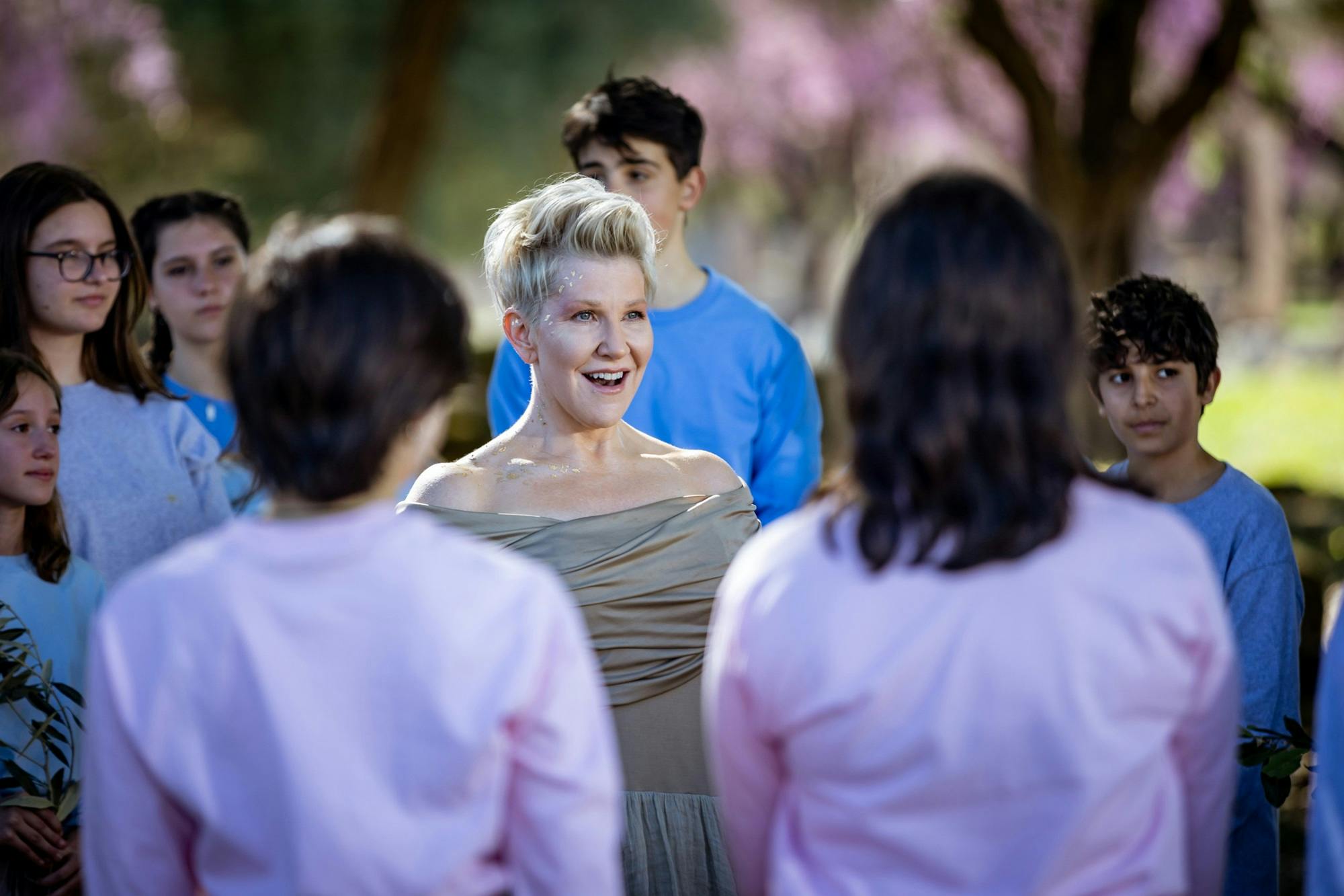Joyce DiDonato surrounded by the members of Il Pomo d’Oro.