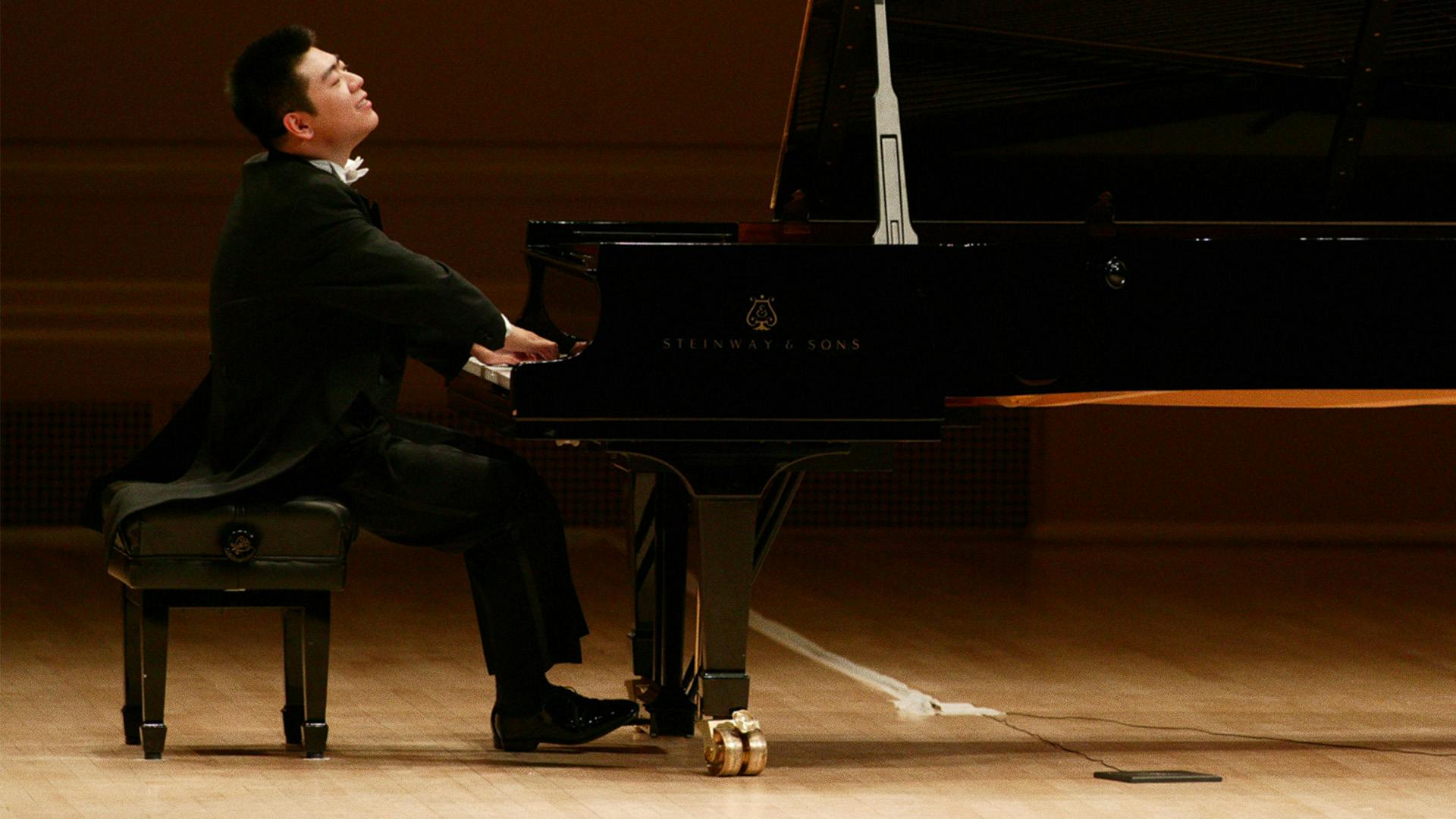 Lang Lang playing the piano in Stern Auditorium / Perelman Stage.