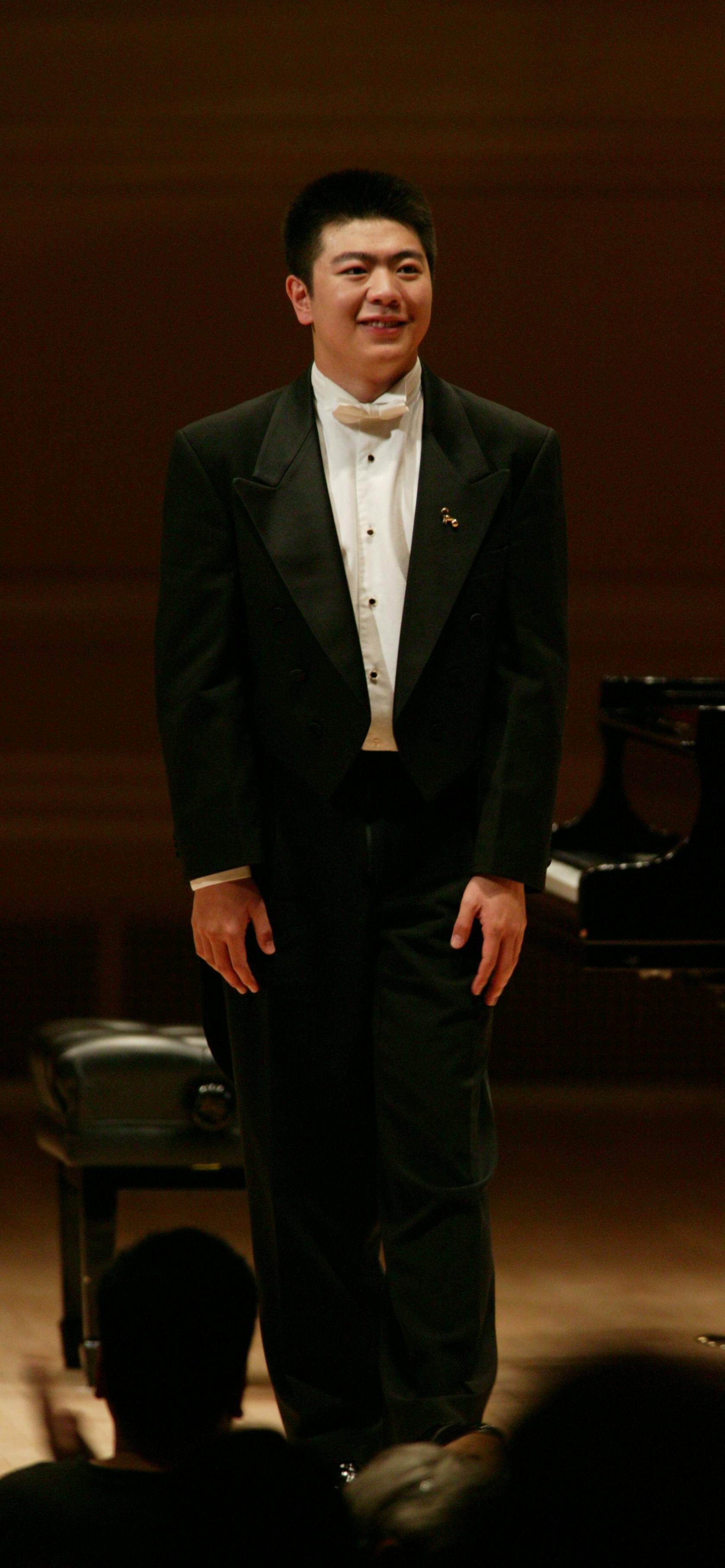 Lang Lang standing for applause.