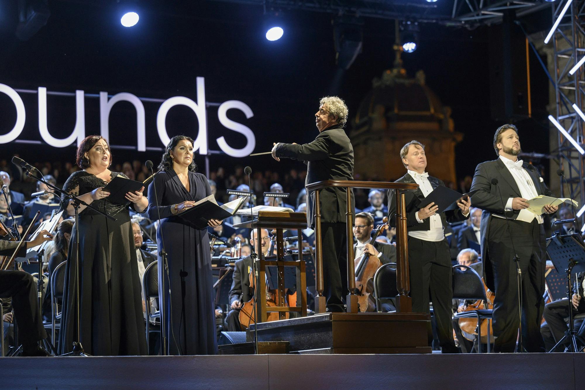 Semyon Bychkov conducting four vocalists and the Czech Philharmonic