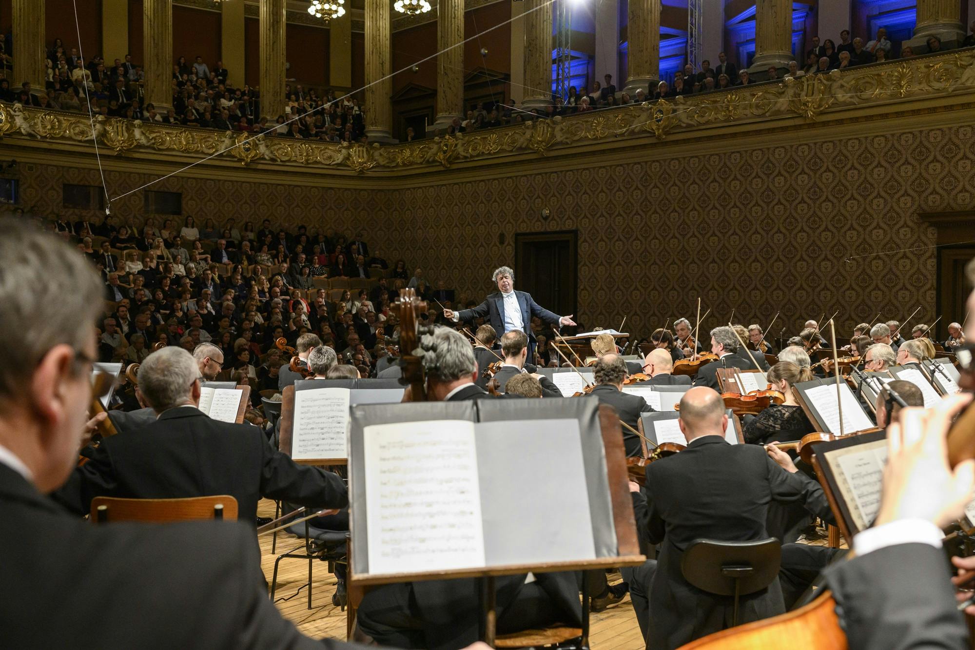 Semyon Bychkov conducting the Czech Philharmonic