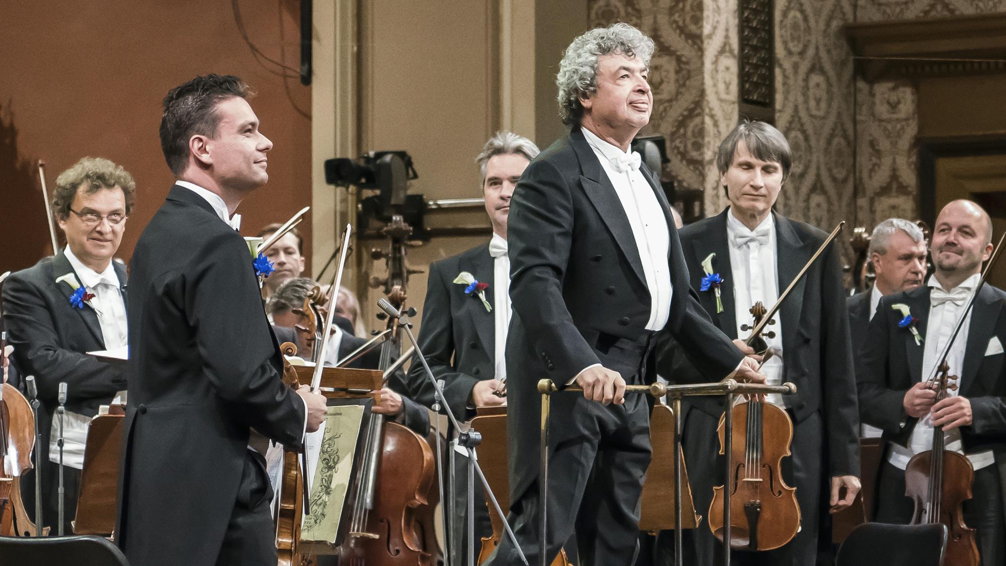 Semyon Bychkov and the Czech Philharmonic standing for applause