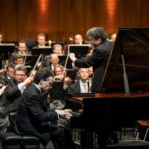Gustavo Dudamel conducting Evgeny Kissin on stage