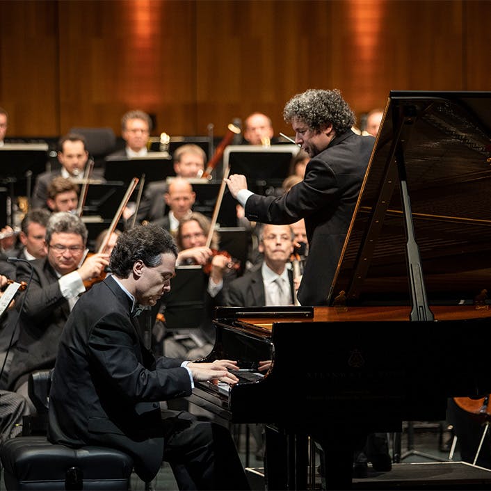Gustavo Dudamel conducting Evgeny Kissin on stage