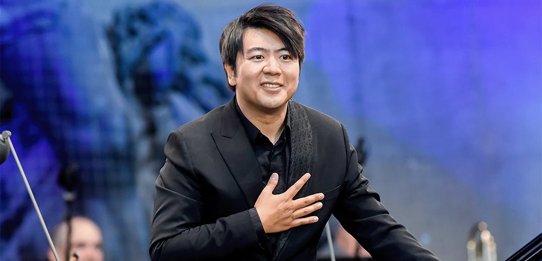 Lang Lang standing for applause