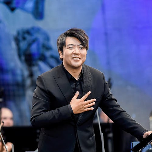 Lang Lang standing for applause