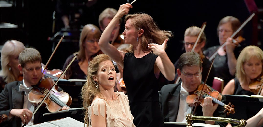 Mirga Gražinytė-Tyla conducting Barbara Hannigan on stage