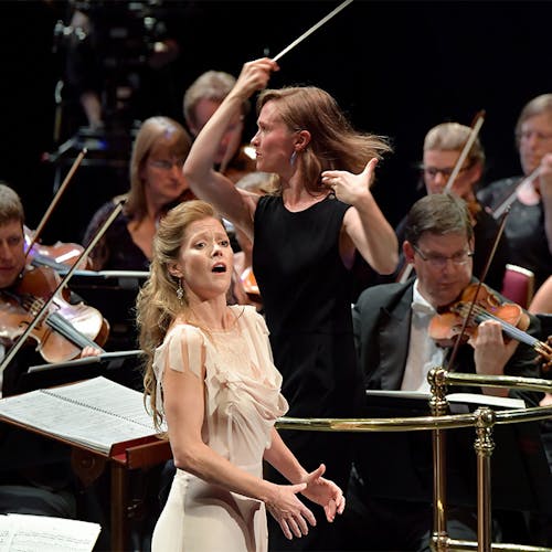Mirga Gražinytė-Tyla conducting Barbara Hannigan on stage