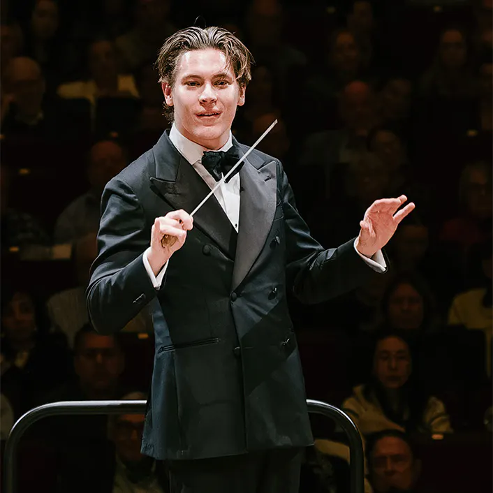 Klaus Mäkelä conducting