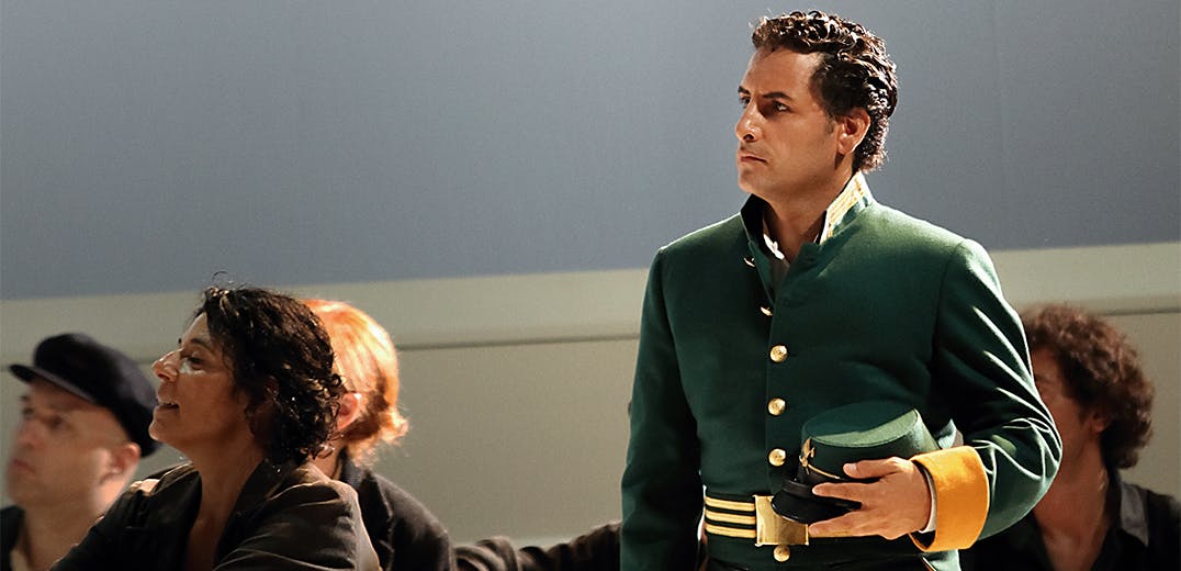 Juan Diego Flórez standing and holding a hat.