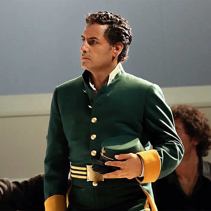 Juan Diego Flórez standing and holding a hat.