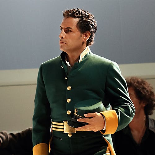 Juan Diego Flórez standing and holding a hat.