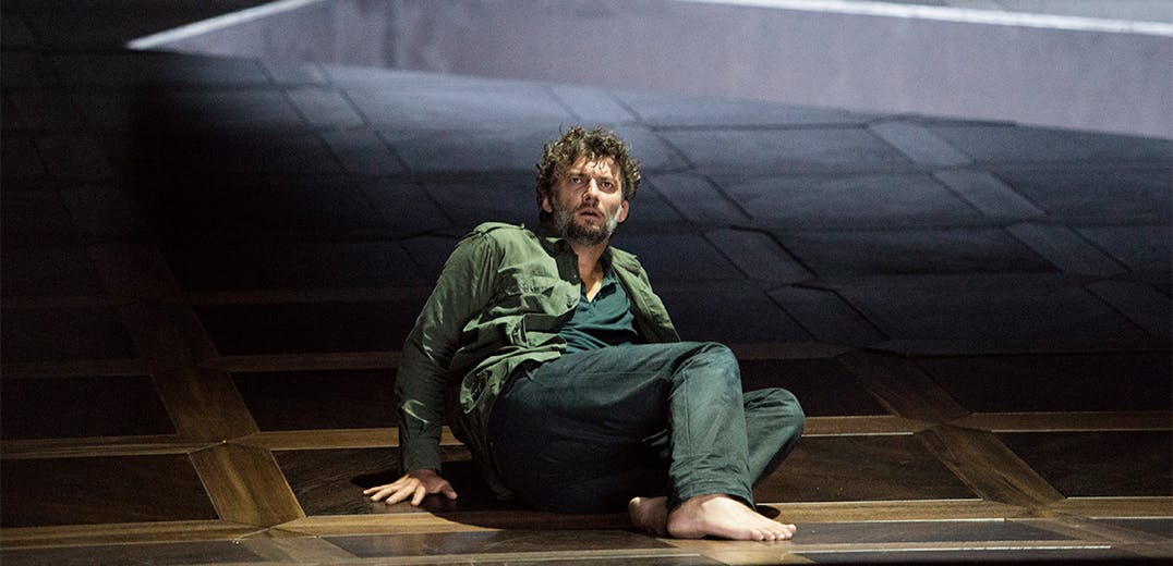 Jonas Kaufmann sitting on the ground and moving backwards