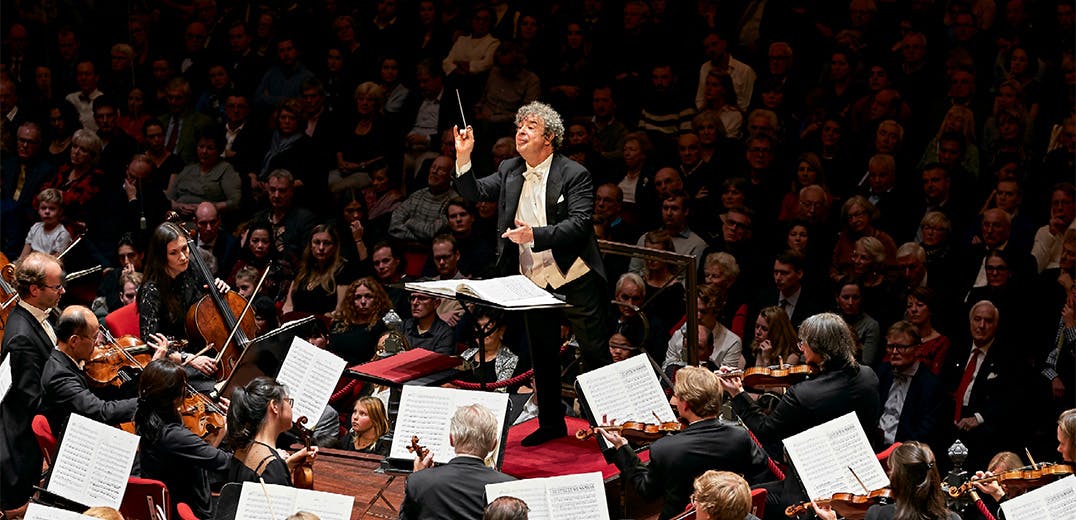 Semyon Bychkov conducting the Royal Concertgebouw Orchestra